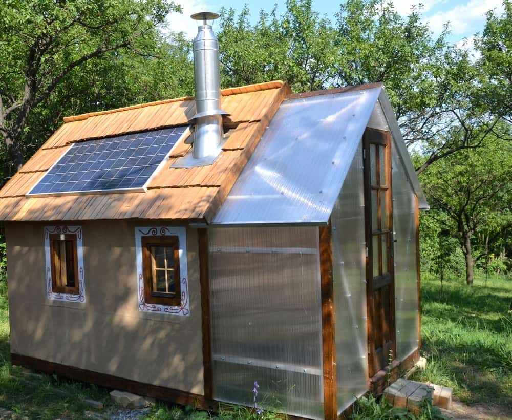 装有太阳能电池板的小房子