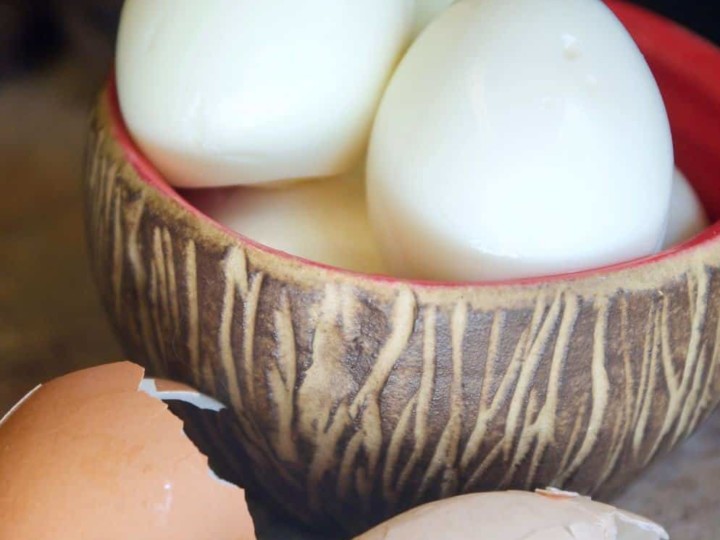 如何煮熟新鲜鸡蛋，使它们容易剥皮(提示:不要煮!)
