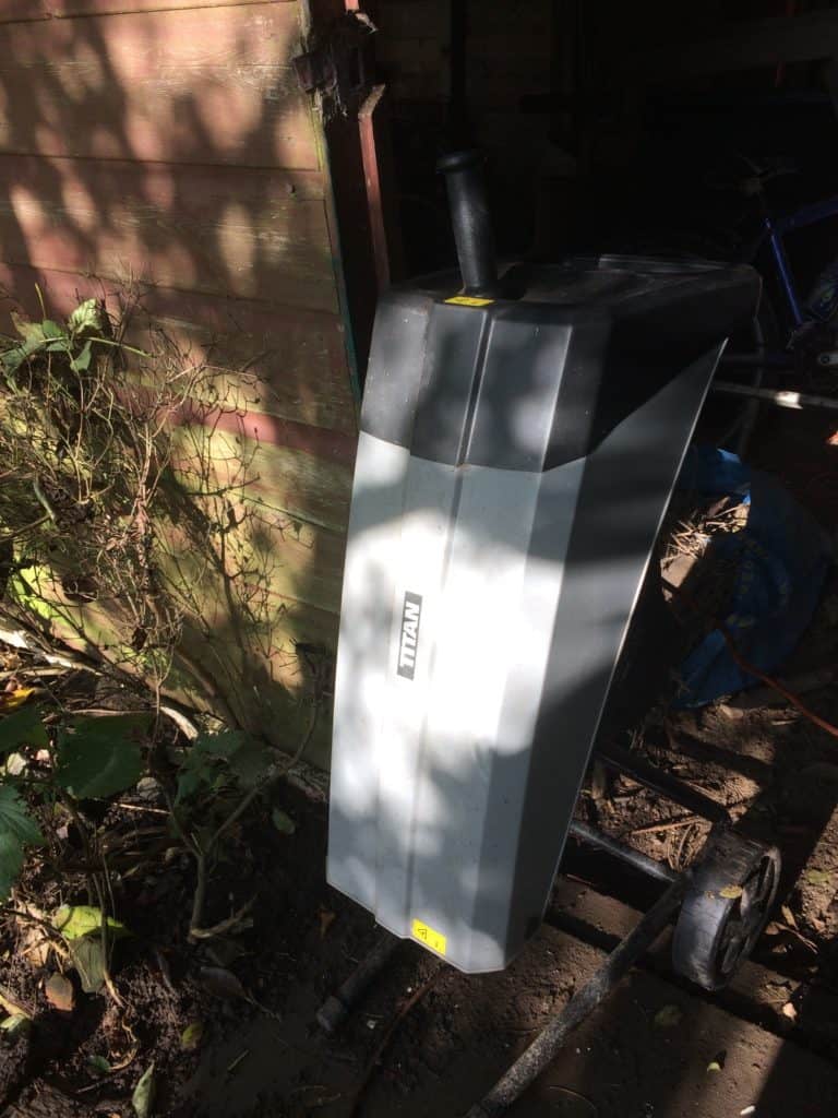 棚里的泰坦花园碎纸机。