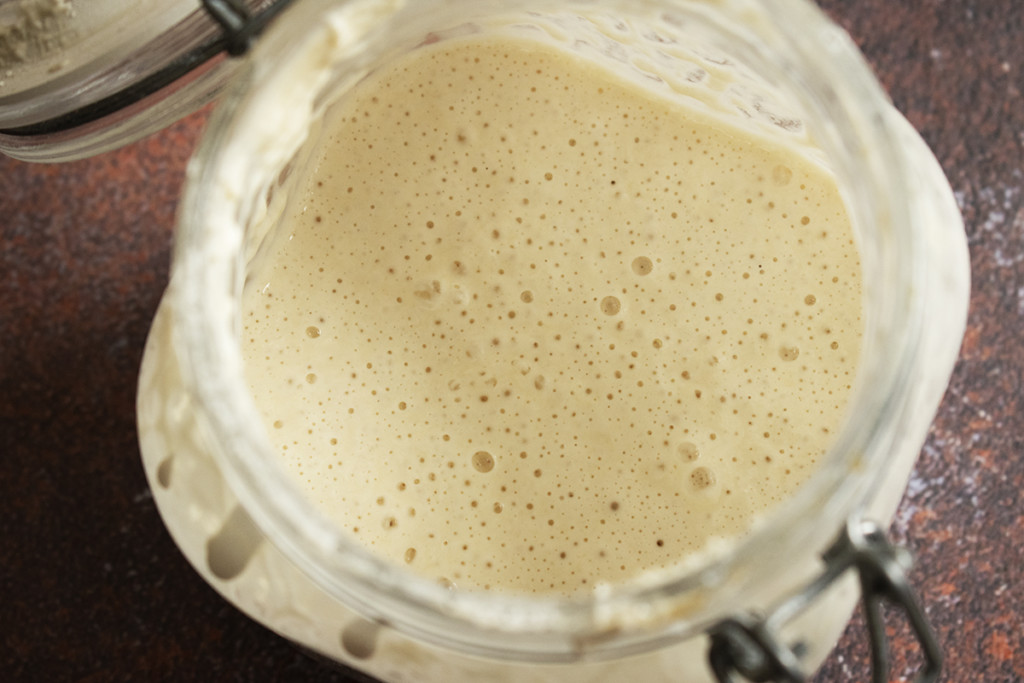 俯看一罐酵母面包的发酵剂。它是气泡和轻。