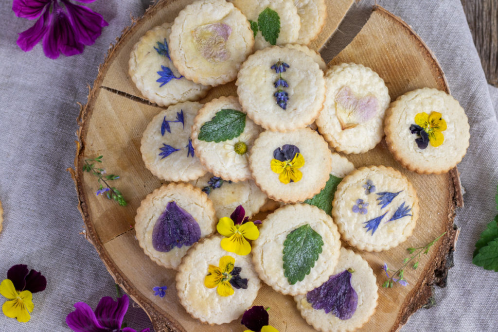 木板上的脆饼饼干。这种饼干有柠檬香蜂草叶和其他花瓣压在里面。