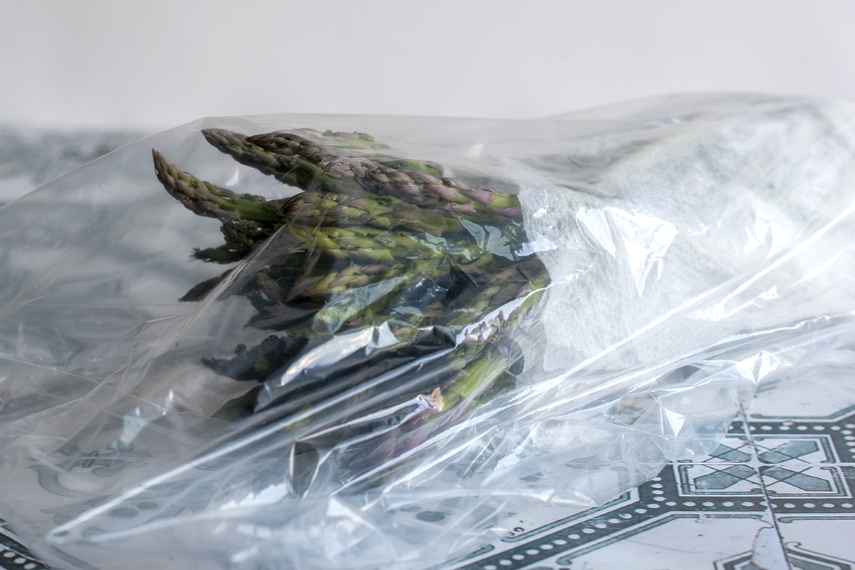 芦笋茎用湿纸巾包好，放在打开的塑料袋里。