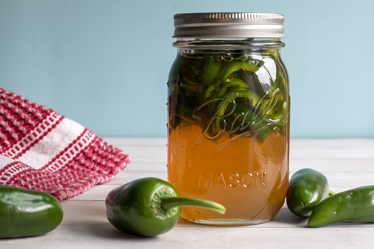 玻璃瓶里放着新鲜切碎的墨西哥胡椒和蜂蜜