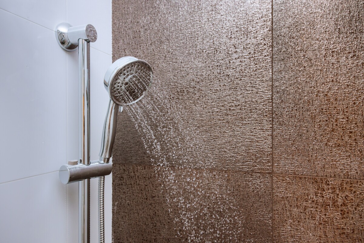 喷头在淋浴时喷水。
