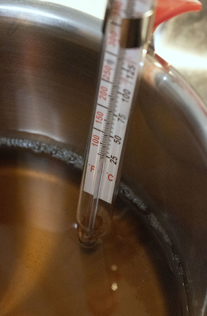 把糖果温度计放在一锅枫糖浆里。